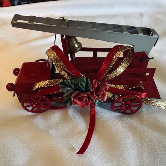VTG Metal Red Fire Truck w/Ladder Flower Bow Ornament Christmas Holiday - Picture 2 of 14